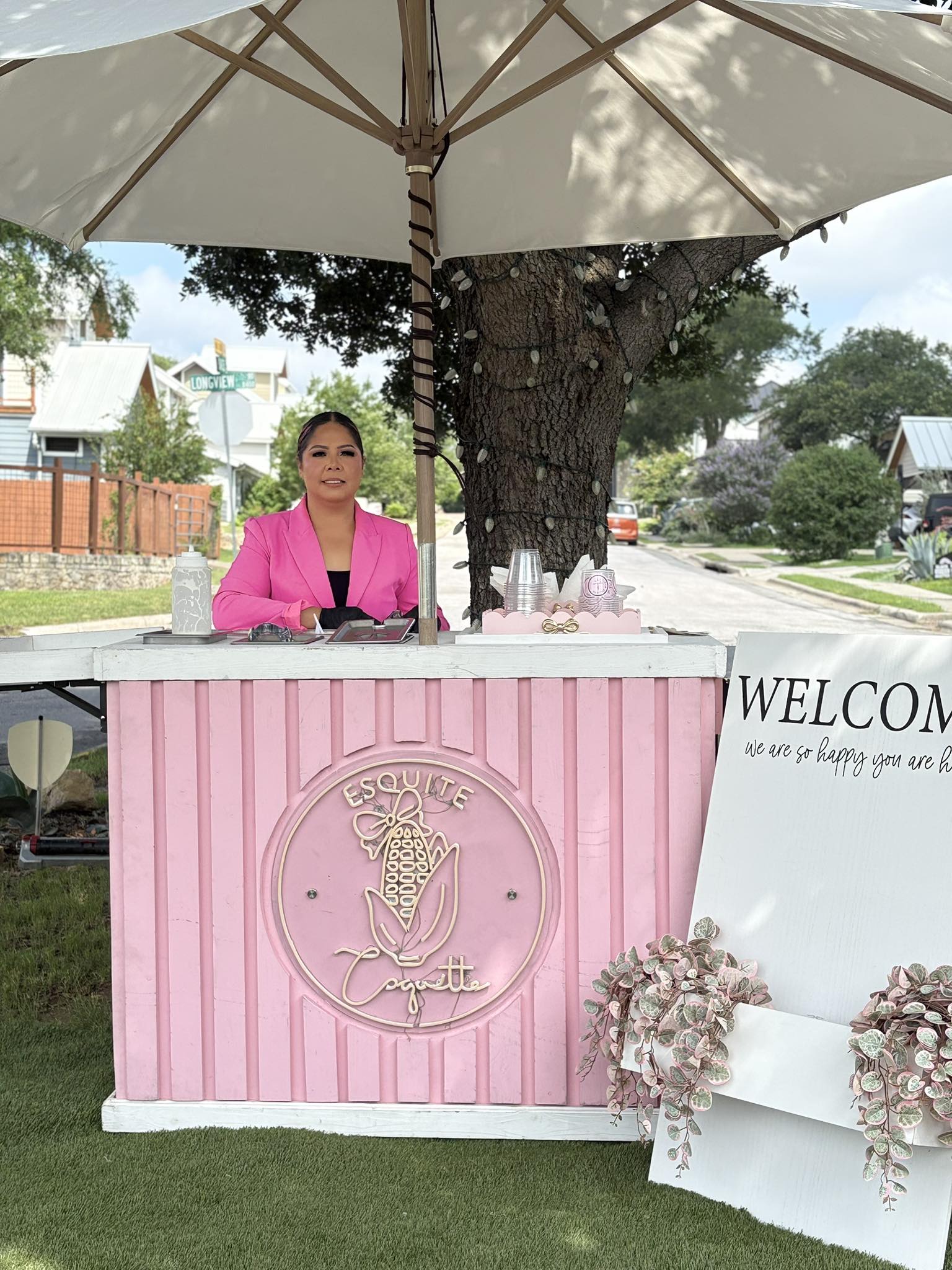 Lizet Collin con el snack bar de Esquites Coquette